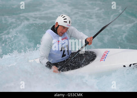 Richard Hounslow, en Grande-Bretagne, en action dans le Kayak Men's Single pendant le troisième jour des essais de sélection de Tesco Canoe Slalom 2012 au Lee Valley White Water Centre, Waltham Cross. Banque D'Images