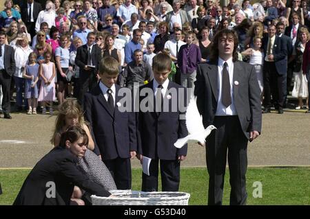 Sara et Michael, parents de Sarah Payne, avec les frères de Sarah Luke (deuxième à gauche) et Lee et la sœur Charlotte, délègue des colombes à la fin du service de misériligne à la cathédrale de Guildford, Surrey, pour la jeune fille de 8 ans assassinée. Banque D'Images