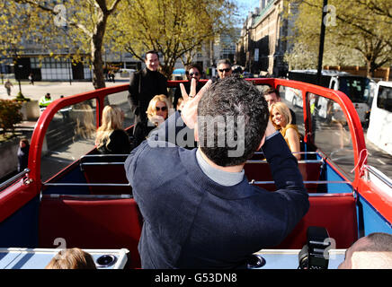 Jason Biggs prend des photos de (rangée arrière de gauche à droite) Chris Klein, Thomes Ian Nicholas et Eugene Levy, avec (rangée avant de gauche à droite) Tara Reid, Jennifer Coolidge, Sean William Scott, Eddie Kaye Thomas et Mena Suvari pendant qu'ils sont sur un bus à toit ouvert à Londres pour promouvoir leur nouveau film, American Pie:Reunion. Banque D'Images