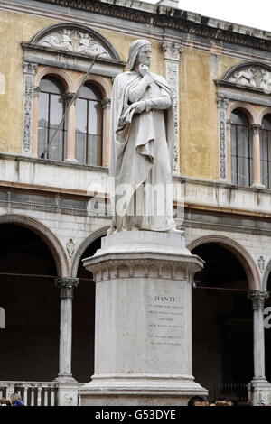 Piazza dei Signori square, le monument de Dante Alighieri et la mairie, Vérone, Vénétie, Italie, Europe Banque D'Images