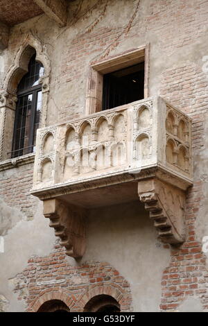 Le balcon de Juliette, la maison des parents de Juliette, Roméo et Juliette, un drame de William Shakespeare, Vérone, Vénétie, Italie Banque D'Images