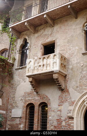 Le balcon de Juliette, la maison des parents de Juliette, Roméo et Juliette, un drame de William Shakespeare, Vérone, Vénétie, Italie Banque D'Images