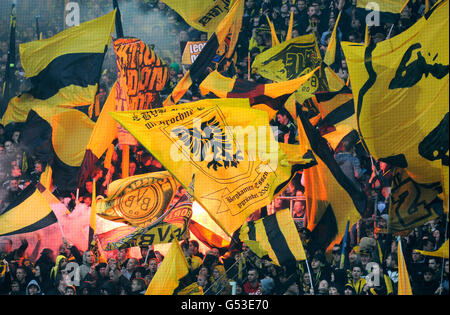 Fans du club de foot BVB Borussia Dortmund sur la tribune sud avec les drapeaux et les éruptions du Bengale au cours de match Borussia Dortmund Banque D'Images