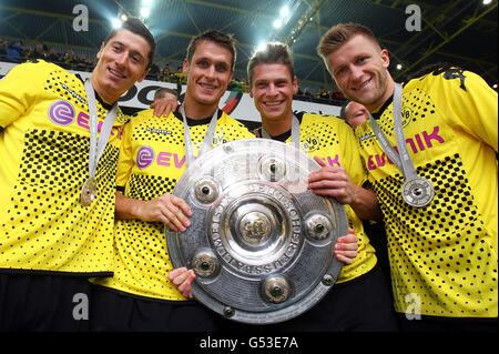 BVB Borussia Dortmund les joueurs avec le trophée de la coupe de la ligue, de gauche, Robert Lewandowski, Sebastian Kehl, Lukasz Piszchek, Jakub Banque D'Images