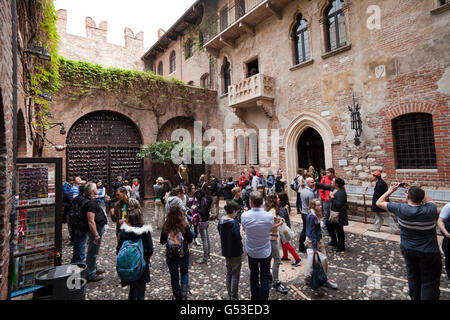 Les touristes dans la cour de la maison de Juliette, la Casa di Giulietta, Vérone, Vénétie, Italie, Europe Banque D'Images