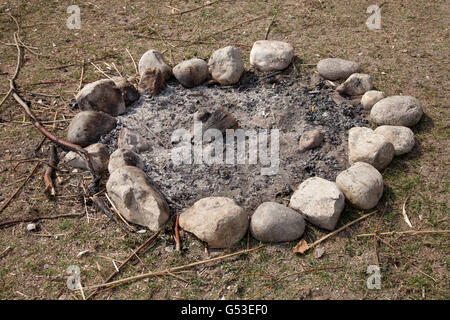 Cheminée, vestiges d'un feu de camp, le lac de Garde, Lac de Garde, Vénétie, Italie, Europe, PublicGround Banque D'Images