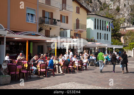 Restaurants le long de la promenade du lac, Limone sul Garda, Lac de Garde, Lombardie, Italie, Europe, PublicGround Banque D'Images