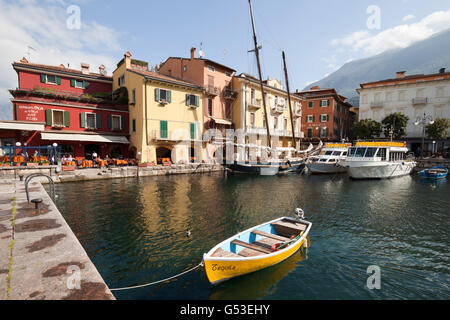 Port de Malcesine, sur le lac de Garde, Vénétie, Italie, Europe, PublicGround Banque D'Images