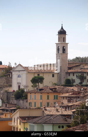 Église paroissiale de San Benedetto, Limone sul Garda, Lac de Garde, Lombardie, Italie, Europe, PublicGround Banque D'Images