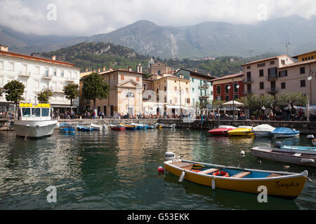 Vue sur le port en direction de la ville, Malcesine, sur le lac de Garde, Vénétie, Italie, Europe, PublicGround Banque D'Images