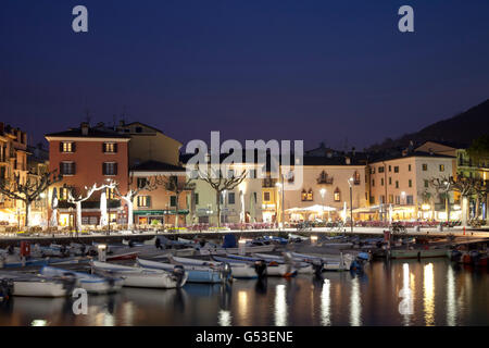 Vue sur le port en direction de la ville la nuit, Garda, Lac de Garde, Vénétie, Italie, Europe, PublicGround Banque D'Images