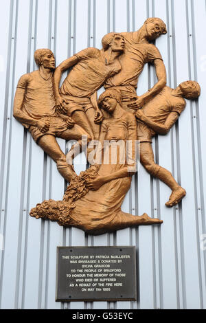 Vue générale du monument commémoratif des pompiers de Valley Parade au stade Coral Windows, stade de Bradford City Banque D'Images