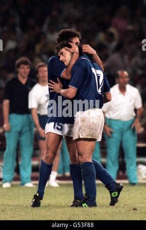 ROBERTO DONADONI (À DROITE) EST COMISERATED PAR ROBERTO BAGGIO APRÈS AVOIR MANQUÉ UNE PÉNALITÉ POUR L'ITALIE. ARGENTINE V ITALIE Banque D'Images