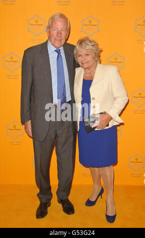 Judith Chalmers et Neil Durden Smith au prix veuve Clicquot Business Woman of the Year, à Claridge, dans le centre de Londres. Banque D'Images