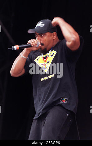 'Sen-Dog' AKA Senen Reyes, du groupe américain de hip hop Cypress Hill, qui se déroule sur scène au festival de musique V2000 à Chelmsford, dans l'Essex Banque D'Images