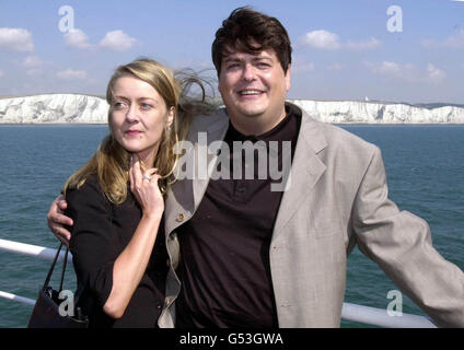 L'ancien employé de MI5 David Sailer et sa petite amie Annie Machon, avec les falaises blanches de Douvres en arrière-plan, arrivent au port de Kent, où il a été arrêté. *l'agent secret renégat revendique la victoire dans sa bataille contre le gouvernement et les services de sécurité à son retour en Grande-Bretagne pour faire face à des accusations en vertu de la loi sur les secrets officiels. L'ancien officier des renseignements du MI5 a affirmé que le Metropolitan police Service enquêtait sur ses allégations selon lesquelles le MI6 était derrière un complot visant à assassiner le leader libyen, le colonel Kadhafi, qui a fait plusieurs morts parmi les civils. Banque D'Images