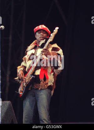 Andrew Levy bassiste avec le groupe The Brand New Heavies qui se produit sur scène au festival de musique V2000 à Chelmsford, dans l'Essex Banque D'Images