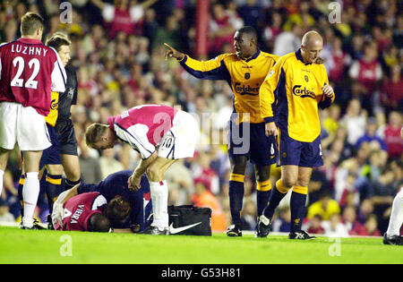 Patrick Vieira d'Arsenal est blessé alors que Emile Heskey de Liverpool, au centre à droite, criait aux joueurs d'Arsenal après que Gary McAllister ait été envoyé lors du match de football de Premiership à Highbury. Banque D'Images