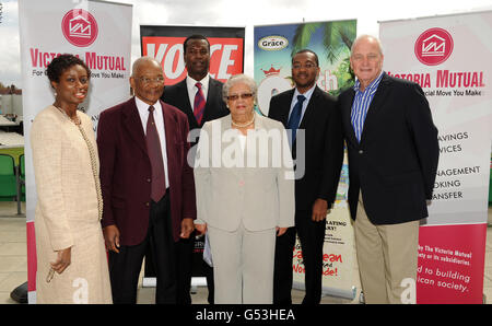 Jamaïque 50 lancement du cricket (G-D) Mme Joan Thomas Edwards (vice-présidente de la haute commission), Ron Headley (équipe jamaïcaine), Norman Cowans (ancienne Angleterre et Middlesex fast bowler), Mme Delores Cooper (directrice de Victoria Mutual Finance), Paul Pritchard (PCA anglais) et John Embureau (ancienne Angleterre et Middlesex spinner off). Banque D'Images