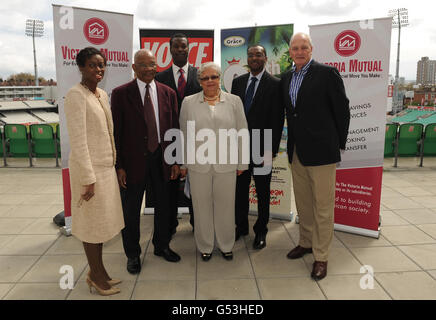 Jamaïque 50 lancement du cricket (G-D) Mme Delores Cooper (directrice, Victoria Mutual Finance), Ron Headley (équipe jamaïcaine), Norman Cowans (ancienne Angleterre et Middlesex fast Bowler), Mme Joan Thomas Edwards (vice-présidente de la haute commission), Paul Pritchard (PCA anglais) et John Embureau (ancienne Angleterre et Middlesex spinner off). Banque D'Images