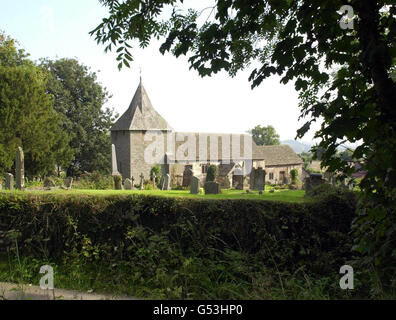 L'église St Bilo à Llanfilo, le jour des funérailles du routard britannique assassiné Kirsty Jones. Le diplômé de l'Université de Liverpool, âgé de 23 ans, du sud du pays de Galles, a été trouvé violé et étranglé dans sa chambre d'hôtes à Chiang Mai, en Thaïlande. * ...le 10 août. Des centaines d'amis et de membres de la famille de tout le pays devraient assister au service de l'église à seulement cinq kilomètres de la ferme où Kirsty a grandi. Banque D'Images