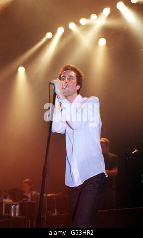 Bobby Gillespie, chanteur principal du groupe de rock Primal Scream, se présentant sur scène au Forum, à Londres. 20/07/2004 les rockers britanniques ont été mis à lancer le tout nouveau festival de musique internationale d'Irlande, Bud Rising, mardi 20 juillet 2004. Un mélange de plus de 100 artistes frappera Dublin sur 10 jours, jouant une variété de lieux intimes dans toute la ville. Ils vont des actes établis comme Kings of Leon, Ian Brown et mal tiré Boy au talent irlandais, y compris le Jimmy Cake et Nina Hynes. Banque D'Images