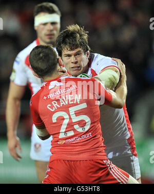 St Helens Louie McCarthy-Scarsbrook est abordé par Danny Craven (à gauche) de Widnes lors du match de Super League Stobart au parc Langtree, St Helens. Banque D'Images