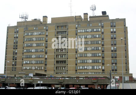 Le bâtiment principal de l'hôpital de Norfolk et Norwich, à Norwich, où le gangster mourant Reggie Kray, 66 ans, est traité pour le cancer de la vessie *. Son avocat a déclaré qu'il était surjoyeux aujourd'hui après que le secrétaire à l'intérieur Jack Straw a annoncé qu'il devait être libéré pour des raisons de compassion. Kray, 66 ans, sera probablement confiné à un lit à l'hôpital Norfolk and Norwich pendant les prochains jours, car il est gravement atteint d'un cancer de la vessie. Banque D'Images