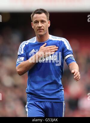 Football - Barclays Premier League - Arsenal / Chelsea - Emirates Stadium.John Terry, de Chelsea, montre l'insigne du club comme il remercie les fans après le coup de sifflet final Banque D'Images