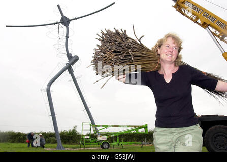 L'artiste Serena de la Hey se trouve devant son cadre pour une immense sculpture de saules, surnommée le colosse de l'Ouest à côté de l'autoroute M5.La sculpture géante d'un personnage courant a été mise en place dans le cadre de l'année de l'artiste dans le Sud-Ouest.* ...et peut être vu de la M5 près de Bridgwater, Somerset, et de la ligne de chemin de fer à proximité.L'artiste local Serena va maintenant compléter la sculpture, qui a été comparée à l'Ange du Nord, en louvoyant du saule local autour du cadre métallique. Banque D'Images