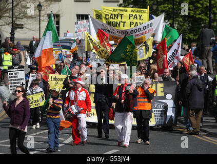 Les manifestants anti-austérité marchaient sur la conférence du Parti travailliste à NUI Galway.APPUYEZ SUR ASSOCIATION photo.Date de la photo: Samedi 14 avril 2012.Des centaines de manifestants en colère ont pris d'assaut les barricades de Garda lors de la conférence du Parti travailliste.Des foules de militants écologistes ont rompu les lignes de sécurité pour piquiller le bâtiment Bailey Allen à la NUI Galway, où le parti de coalition tenait sa réunion annuelle.Voir l'histoire de PA POLITICS Labour Ireland.Le crédit photo devrait se lire comme suit : Niall Carson/PA Wire Banque D'Images