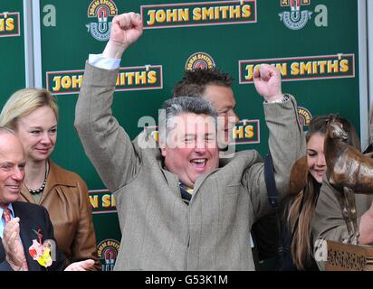 L'entraîneur Paul Nicholls célèbre après que Neptune Collonges a remporté le Grand National Chase de John Smith lors de la Grand National Day à l'hippodrome d'Aintree, à Liverpool. Banque D'Images