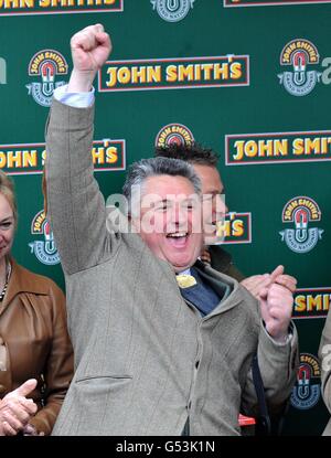 L'entraîneur Paul Nicholls célèbre après que Neptune Collonges a remporté le Grand National Chase de John Smith lors de la Grand National Day à l'hippodrome d'Aintree, à Liverpool. Banque D'Images