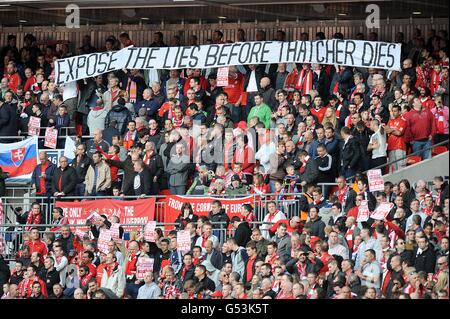 Vue générale des fans de Liverpool tenant une bannière "exposer les mensonges avant la mort de thatcher", dans les stands Banque D'Images