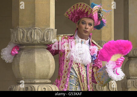 Le présentateur de télévision Julian Clary en tant que personnage pantomime Dandini, l'aide de camp de Prince charmant dans le conte de fées Cendrillon, au Pavillon Brighton. * le présentateur fera ses débuts à la pantomime, qui se tiendra du 14 décembre au 21 janvier 2001 au Théâtre Royal de Brighton. Banque D'Images