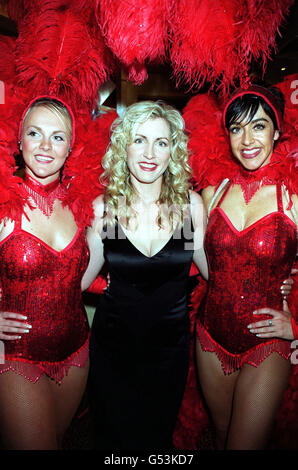 Model Heather Mills (au centre), petite amie de Sir Paul McCartney, assistant à la première du film The Wedding Tackle, à Planet Hollywood à Leicester Square, Londres. Banque D'Images