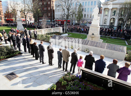 Une cérémonie de pose de couronne par des parents de ceux qui ont péri sur le Titanic, dans le nouveau jardin commémoratif de l'hôtel de ville de Belfast, à l'occasion du 100e anniversaire du naufrage du Titanic. Banque D'Images