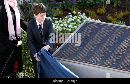 Jack Martin 12, descendant du Dr John Simpson qui a péri sur le Titanic, dévoile une plaque dans le nouveau jardin commémoratif de l'hôtel de ville de Belfast, à l'occasion du 100e anniversaire du naufrage du Titanic. Banque D'Images