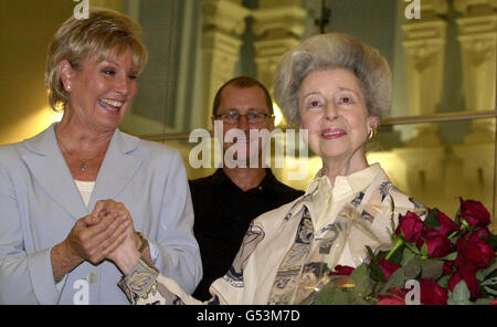 Angela Rippon (L) avec la fondatrice du Ballet national anglais, Dame Alicia Markova (R) et son directeur artistique, Derek Dean, qui a accueilli l'ancienne présentatrice de télévision au Royal Albert Hall de Londres, à l'ENB le premier jour de son nouveau poste de président. Banque D'Images