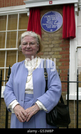 Baronne James, populairement connue sous le nom de l'auteur PD James, avec la plaque bleue du patrimoine anglais à l'écrivain de fiction policière Dorothy L Sayers qu'elle a dévoilé dans Great James Street, Londres. Banque D'Images