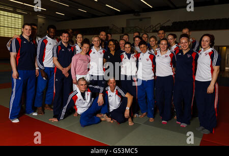 Dame Kelly Holmes, double médaillée d'or olympique, avec un membre de l'équipe de Great Britains Judo après un discours de motivation aux athlètes lors d'une journée médiatique au Dartford Elite Performance Centre, à Dartford. Banque D'Images