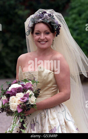 La nouvelle mariée de Mike Baldwin, rue du couronnement, Linda Sykes, après avoir noué le nœud. Mike, joué par Johnny Briggs épousa Linda, joué par Jacqueline Pirie, dans une cérémonie somptueuse dans une maison de campagne Cheshire, Arley Hall. Banque D'Images