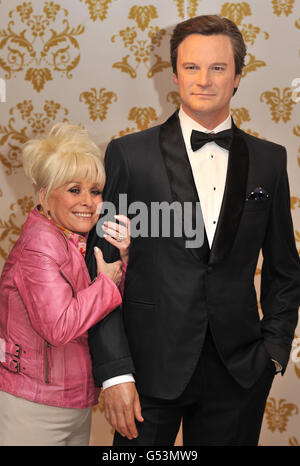 Barbara Windsor, avec Colin Firth en cire à Madame Tussauds dans le centre de Londres, alors qu'elle se pose pour ce qui serait son choix pour les invités pour le déjeuner du Big Jubilee pour célébrer le Jubilé de diamant de la Reine. Banque D'Images