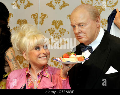 Barbara Windsor offre à Sir Winston Churchill un déjeuner à Madame Tussauds dans le centre de Londres, alors qu'elle se pose pour ce qui serait son choix pour les invités pour le déjeuner du Big Jubilee pour célébrer le Jubilé de diamant de la Reine. Banque D'Images