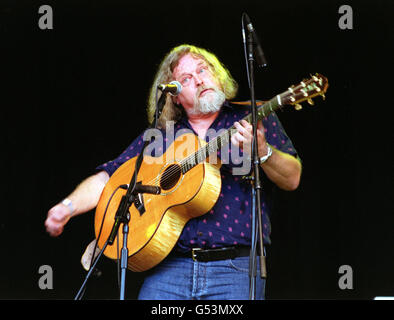 Mike Heron, de l'Incredible String Band, qui se produit sur scène à la convention de l'aéroport, festival de musique Cropredy Y2K. Banque D'Images