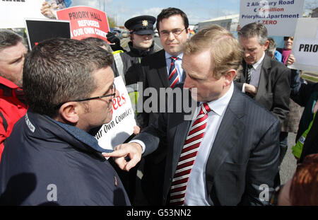 Taoiseach Enda Kenny parle aujourd'hui à l'ancien résident du Priory Hall Darren Kelly lors de son passage à l'annonce d'emplois de Mylan à Baldoyle à Dublin. Banque D'Images