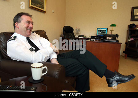 Le chef du Service de police d'Irlande du Nord, Matt Baggott, s'est exprimé devant l'Association de la presse, dans son bureau au siège de la police à Belfast. Banque D'Images