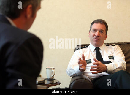 Le chef du Service de police d'Irlande du Nord, Matt Baggott, s'est exprimé devant l'Association de la presse, dans son bureau au siège de la police à Belfast. Banque D'Images