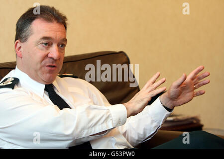 Le chef du Service de police d'Irlande du Nord, Matt Baggott, s'est exprimé devant l'Association de la presse, dans son bureau au siège de la police à Belfast. Banque D'Images