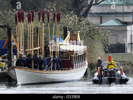 Le Royal Rowbarge 'Gloriana' est préparé sur la Tamise à Isleworth Draw Dock. Banque D'Images